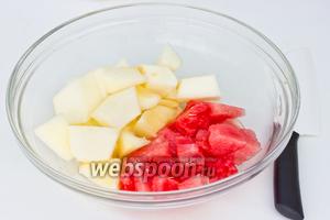 Мякоть половины маленького арбуза и половины небольшой дыни нарежем кубиками, вынимая косточки.