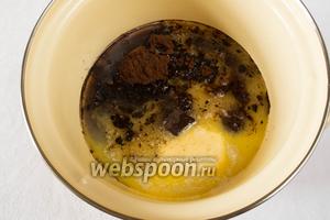 Вскипятить воду, добавить в неё сливочное масло, подсолнечное масло, какао и шоколад. Довести до кипения, перемешать.