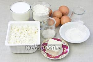 Чтобы приготовить такой пирог возьмите: муку, молоко, яйца, нежирный творог, крахмал, сливочное масло или маргарин, сахар, ванильный сахар.