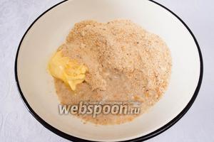 Какао (2-3 ст. л.) по вкусу добавить в сухую смесь сухарей и орехов. Размягчить сливочное масло (100 г), как это сделать быстро смотрите ссылку на полезный совет. Мягкое сливочное масло вмешать в сухую смесь с горячим молоком. Хорошо перемешать, чтобы удобно было лепить круглые пирожные или любой другой формы, которая Вам нравится.