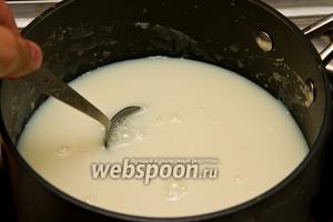 Выливаем расстаявший сахар обратно в кастрюлю с остальным молоком. Теперь нужно сделать огонь настолько слабым, чтобы молоко не закипело, но чтобы оно оставалось достаточно горячим, при этом будет виден пар, поднимающийся из молока. В таких условиях, постоянно помешивая, молоко должно выпариваться 1 час.