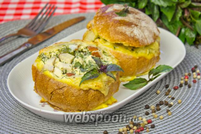Фото Булочки с копчёной грудкой, яйцом и сыром