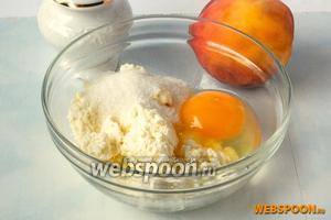 Творог растереть с солью, ванильным сахаром и яйцом. Можно пюрировать всё блендером, тогда консистенция чизкейка будет совсем однородной. Мне нравится именно неоднородность.
