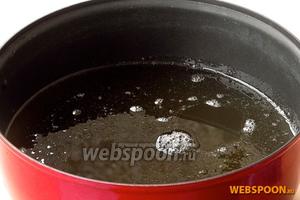 Сахар 1850 грам растворить в горячей воде 500 мл, довести до кипения при постоянном помешивании и прокипятить в течение 2–3 минут. Затем раствор профильтровать через прокипяченную фланель или сложенную в 3–4 слоя марлю и снова довести до кипения.