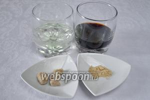 Для приготовления соуса Тэрияки нам понадобится соевый соус, коричневый сахар, сухой имбирь, сладкое рисовое вино Мирин.