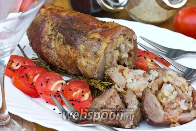 Фото Мясной рулет с салом, запечённый на веточках розмарина