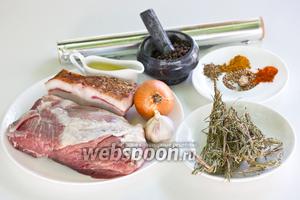 Подготовим необходимые ингредиенты: цельный кусок свинины, сало солёное, репчатый лук, чеснок, веточки сухого розмарина, растительное масло без запаха, специи, а так же фольгу и нитки.