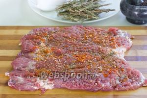 Мясо солим слегка и посыпаем специями: натёртым мускатным орехом, кориандром, паприкой, тмином, чёрным перцем (предварительно горошины чёрного перца нужно растолочь), красным перцем.
