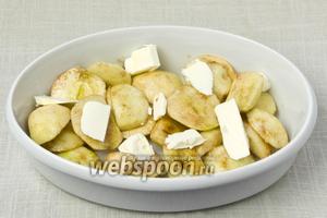 Яблоки (можно попробовать и сушёные) выложить в форму для выпекания и добавить несколько кусочков маргарина.