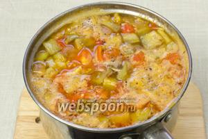 Затем в кастрюлю добавить томатную заправку. Посолить, поперчить по вкусу. Варить ещё 5 минут.