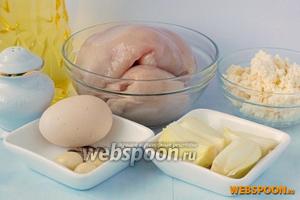 Для приготовления котлет нам понадобится куриная грудка, творог, яйцо, лук, чеснок, соль, перец, подсолнечное масло.