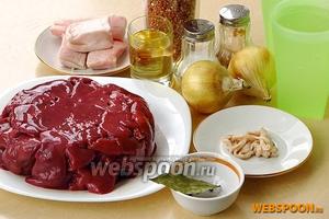 Для приготовления колбасы нужно взять куриную печень, гречневую крупу, 2 стакана воды, репчатый лук, свиное сало, растительное масло, перец чёрный молотый, перец чёрный горошком, лавровый лист, соль и кишки.