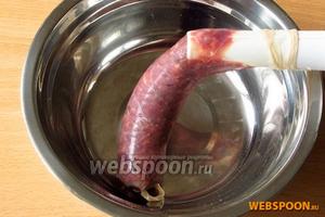 Кишки наполнить фаршем не слишком туго и завязать с другого конца. Должно получиться 5 колбасок.