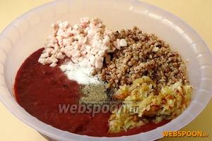 Печень промыть, пропустить через крупную решётку мясорубки, соединить с кашей, луком и салом, поперчить и посолить.