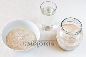 Для приготовления лепёшек нам понадобится: мука ржаная и мука пшеничная цельнозерновая (в соотношении 1:2), а также соль, кипячёная тёплая вода и масло топлёное или сливочное.