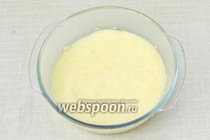 Огнеупорную форму смазать растительным маслом и выложить слой из половины картофельного пюре.