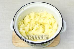 Затем воду, в которой варился картофель, слить. Варёный картофель растолочь в пюре, понемногу добавляя овощной бульон .