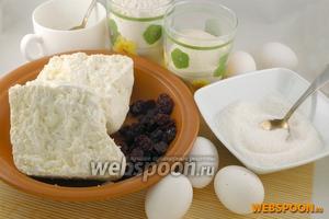 Подготовить необходимые продукты: творог, яйца, сахар, манную крупу, муку и вишню, для украшения свежие листики мяты и сахарную пудру.