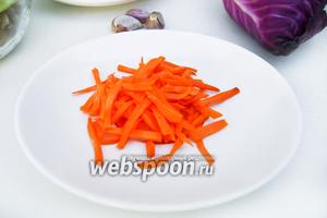Морковь почистить и нарезать соломкой.