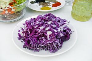 Половину головки краснокочанной капусты нашинковать и помять руками.