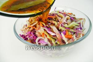 Закипятить растительное масло с уксусом, снять с огня, добавить все специи, кроме кунжута, прогреть на огне, не давая запипеть, около 30 секунд и залить полученным маринадом нарезанные и смешанные ингредиенты салата.