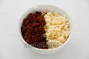 С каждой половины коржа нужно натереть крошек — это будующие кудряшки (обычно они получаются большими).