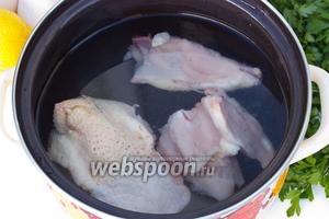 Курицу нарезать кусками, сложить в кастрюлю, залить водой, поставить на огонь, когда закипит — убавить газ и варить до готовности, посолив в процессе по своему вкусу.