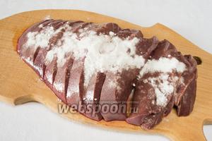 Промыть печень, нарезать кусками, посыпать и натереть содой. Сложить в миску и поставить в холодильник на 1 час.