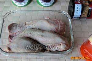 Для приготовления блюда понадобятся свиные языки - 3 штуки, ароматные травы и специи, сливочное масло, соль и фасоль белая.