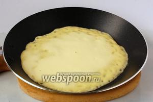 Сковороду слегка смазать растительным маслом и выпекать блины из половины блинной творожной массы.