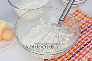 В глубокую миску налейте стакан кипячёной тёплой воды, добавьте муку.
