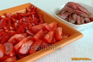 Мясо нарезать продольными длинными кусочками поперек волокон. Перец и помидоры вымыть, удалить плодоножки, у перца вынуть семена. Нарезать перец брусочками, помидоры — дольками.