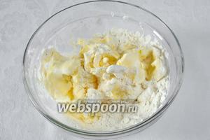Добавить 40 г муки и хорошо перемешать.