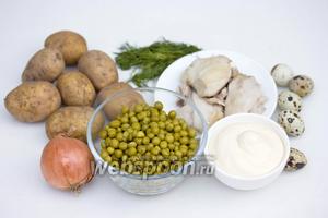 Для приготовления салата нам понадобитя: картофель, консервированный горошек, отварное куриное мясо, репчатый лук, перепелиные яйца, укроп, майонез, соль, рафинированное растительное масло для обжаривания картофеля.