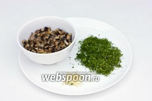 Шампиньоны нарезать также небольшими кусочками, обжарить на рафинированном растительном масле, немного посолив. Укроп и чеснок измельчить.