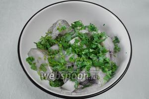 Рыбу помыть, почистить, нарезать порционными кусками, взбрызнуть лимонным соком, посолить, поперчить, посыпать нарезанной кинзой. Поставить в холодильник на 15 минут мариноваться.