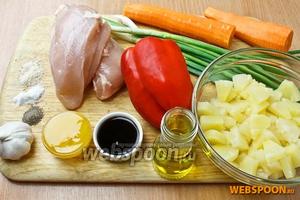 Подготовим основные продукты: ананасы консервированные, перец сладкий красный, 2 куриные грудки, морковь, чеснок, зелёный лук и специи.