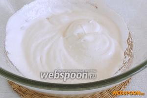 Духовку включить на 100 °C.
Добавить к белкам 1 ч. л. уксуса. Перемешать. Постепенно добавить сахарную пудру постоянно взбивая белковую массу.
Слишком долго взбивать белки не нужно.