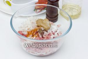Также добавляем в фарш горчицу, мускатный орех, чёрный и красный молотый перец, солим по вкусу, вливаем сливки.