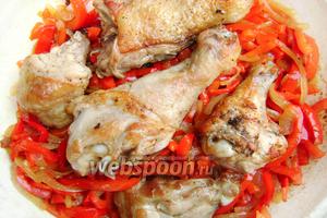 Когда перец станет мягким, возвращаем в сковороду курицу. Тушим под крышкой около 30 минут на слабом огне, периодически переворачивая.