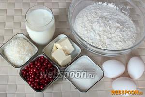 Для приготовления кексов кокосовых с ягодами подготовьте муку, кокосовую стружку, разрыхлитель, кефир, яйца, сливочное масло, сахар и 1 стакан брусники.