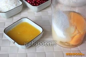 Растопите сливочное масло (например, в микроволновке на малой мощности) и пока оно остывает, взбейте яйца с сахаром.
