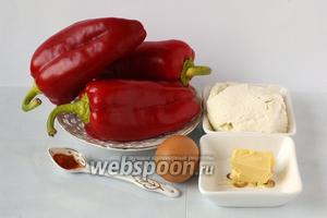 Для приготовления перца, фаршированного брынзой, нам понадобится сладкий перец, масло, брынза, яйцо, красный молотый перец.