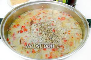 Солим, перчим соус по вкусу. Перемешиваем и тушим под крышкой, периодически помешивая, около 10 минут на медленном огне.