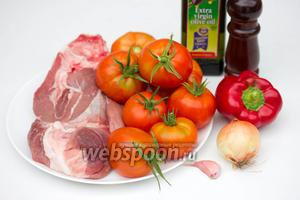 Для приготовления запечённых фаршированных помидор нам понадобится свинина, помидоры, сладкий красный перец, репчатый лук, чеснок, оливковое масло, соль и чёрный молотый перец.
