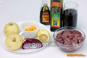 Для приготовления печени с яблоками в кисло-сладком винном соусе нам понадобится свиная печень, яблоки, лимон, фиолетовый лук, мёд, красное сухое вино, оливковое масло, бальзамический уксус, мука, соль, чёрный молотый перец.