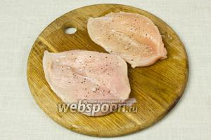 Половинки куриной грудинки разрезать вдоль, но не разрезать до конца. Чтобы получились «кармашки». Посолить и поперчить курицу с двух сторон.