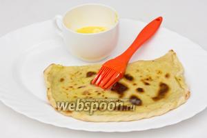 Обжариваем наши лепёшки на раскалённой сухой сковороде с двух сторон без добавления жира или масла. Выкладываем на блюдо, тщательно смазываем растопленным сливочным маслом (масла не жалеем, оно моментально впитывается в тесто), скалдываем чуду стопкой друг на друга. Подавать к столу можно как сразу, так и в тёплом или уже остывшем виде.