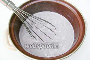 Дать молоку с сахаром и какао-порошком закипеть и снять с огня. Отставляем кастрюлю с готовым напитком, даём какао полностью остыть.