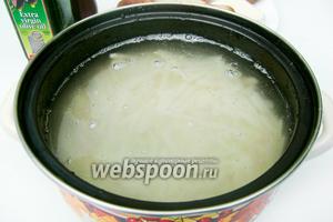 Складываем картофель в кастрюлю, промываем, заливаем холодной водой и ставим на огонь, когда закипит — убавляем газ, солим воду и варим под крышкой.